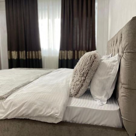 Q Luxury Palas Mall Яш Екстериор снимка